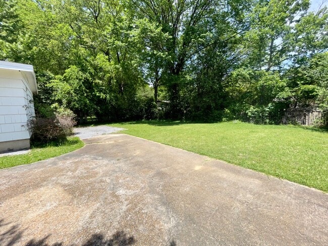 Building Photo - 3/2 House in Northeast Jackson!