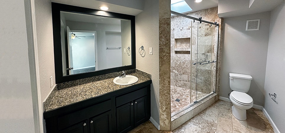 En-suite bath - 8710 Park Ln