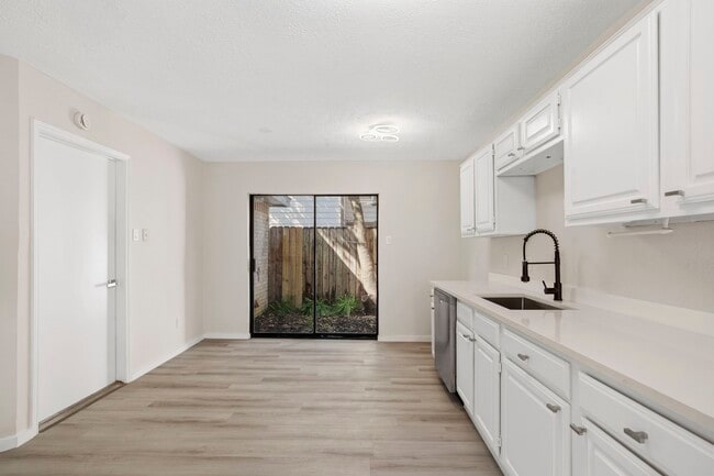 Building Photo - 2210 Trail W St