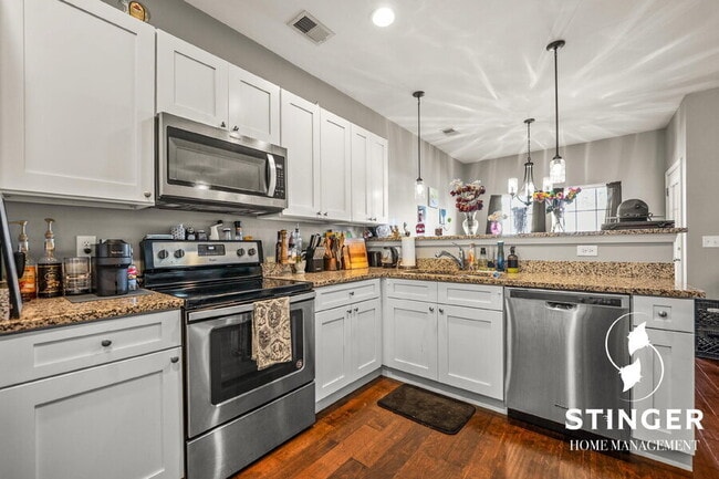 Building Photo - 332 Dante Cir