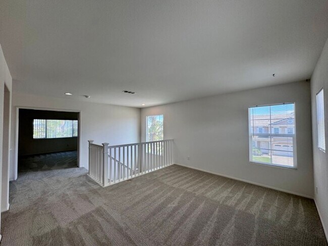 Building Photo - Beautiful 3 Bedroom two story South Temecu...