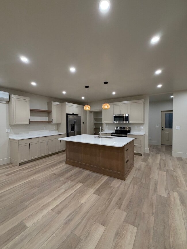 Building Photo - 927 Willow Brook Ln