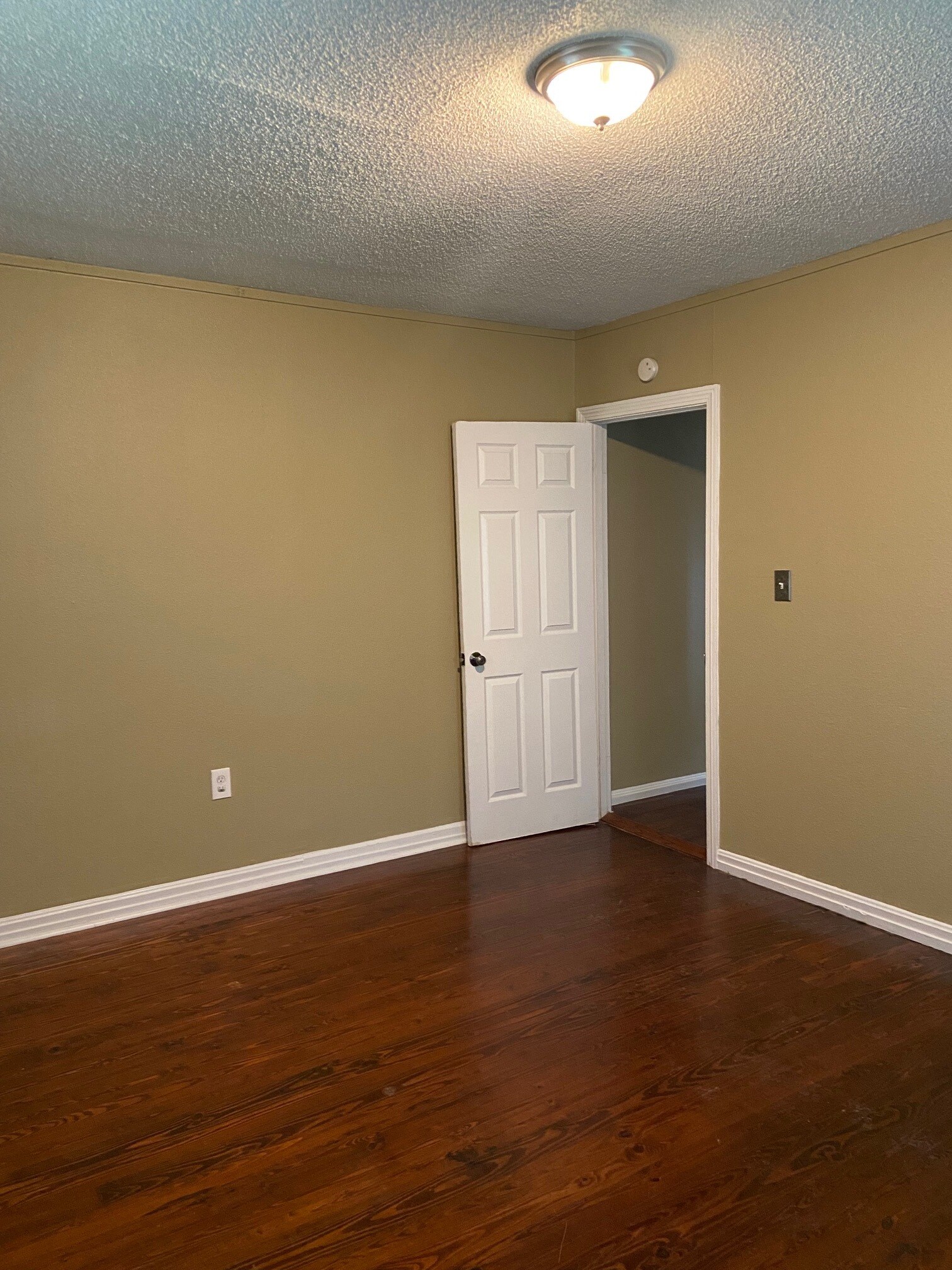 Building Photo - 600 9th Ct S