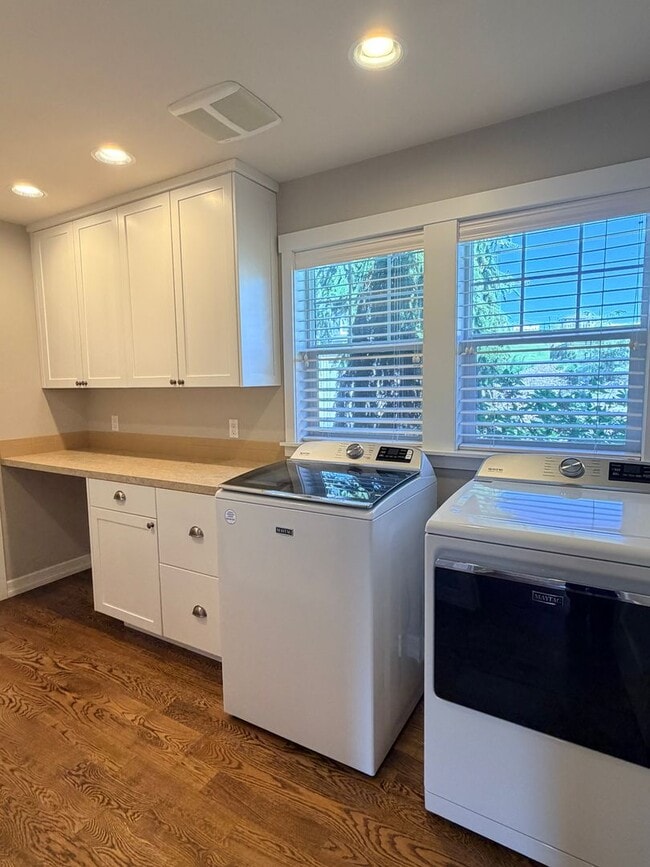 Building Photo - Luxury, golf course living with VIEWS! 3+ bed, 3 bath, three car garage and so much more!