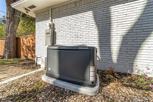 Building Photo - 5837 Clendenin Ave