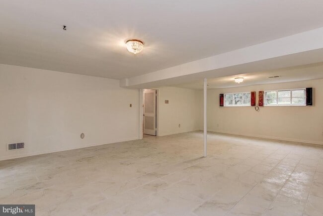 Building Photo - 335 N Madison St