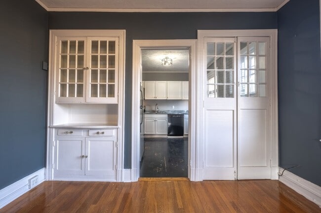 Building Photo - Historic Apartment near downtown with a vi...