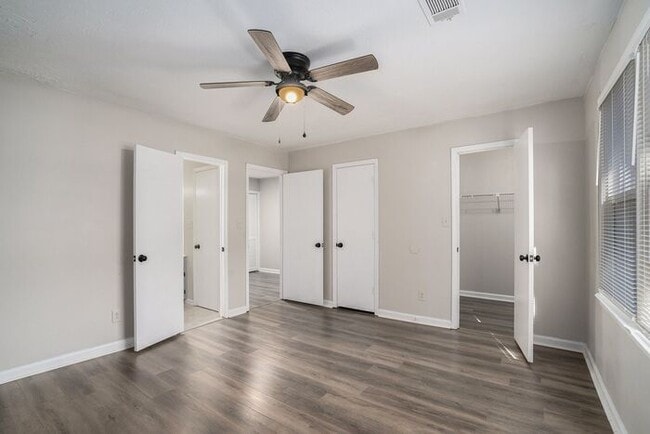 Building Photo - Renovated End Unit Townhome in Snellville!