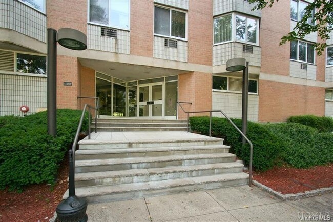 Primary Photo - 14 Nosband Ave
