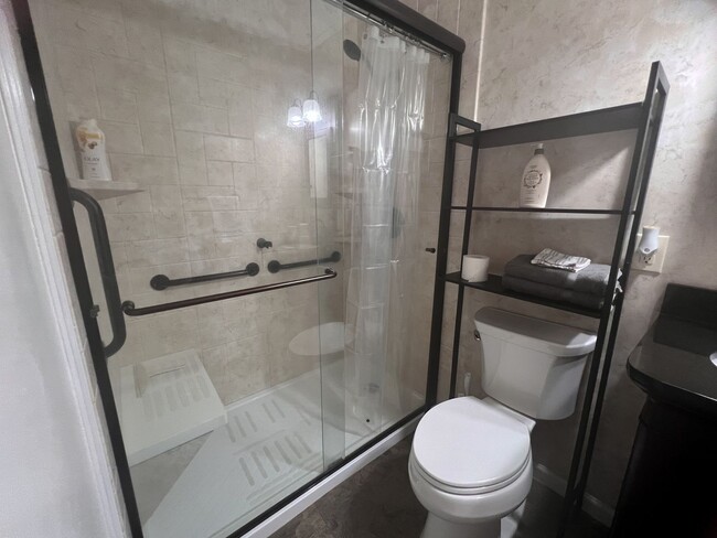 Building Photo - Charming 3 bedroom, 1 1/2 bathroom home in...