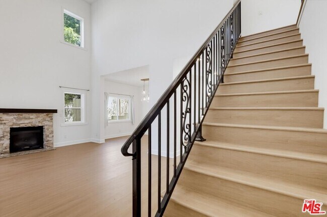 Building Photo - 3528 Mesquite Dr