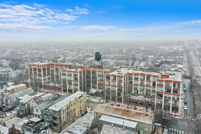 Building Photo - 1800 W Roscoe St