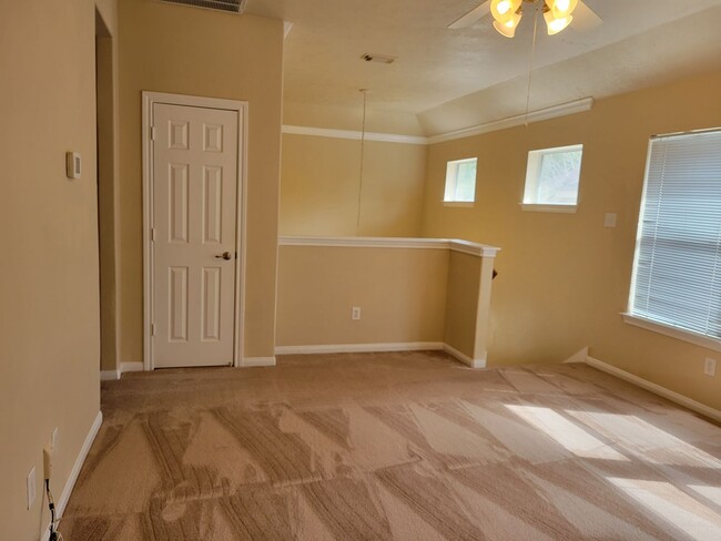 Building Photo - 3 BR Townhome Available, Pet Friendly!