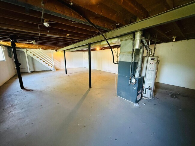 Building Photo - 3 Bedroom 1 bathroom home for rent in Hazelwood
