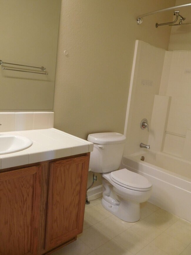 Building Photo - Gorgeous Golden Valley aHome