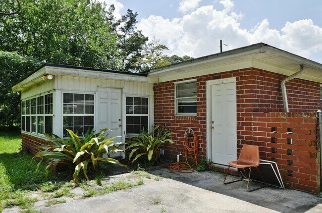 Building Photo - 2101 Maple Leaf Dr E