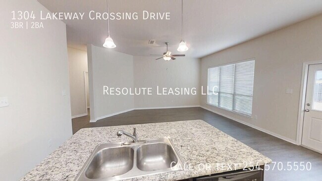 Building Photo - 1304 Lakeway Crossing Dr
