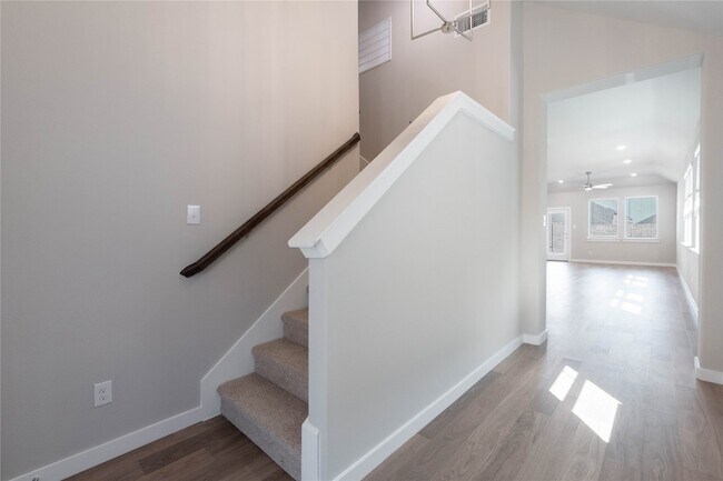 Building Photo - 712 Melody Hl Dr