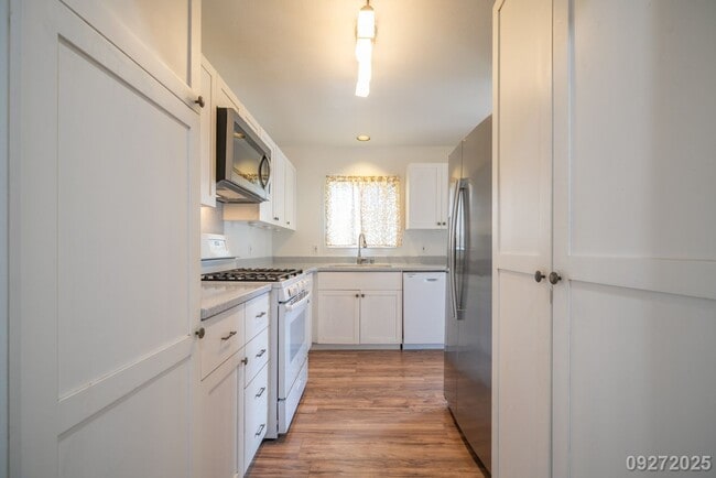 Building Photo - $3,100 / 2br - 953ft2 - Charming and updat...