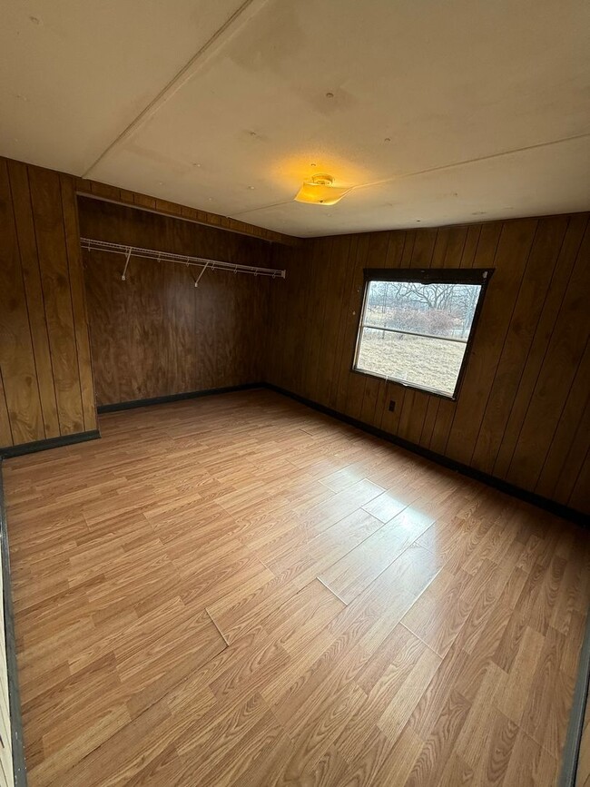 Building Photo - Cozy 2-Bedroom Home with Country Living – Diamond, MO