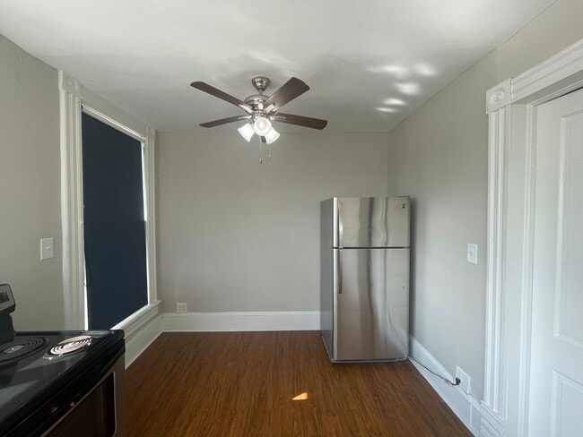 Building Photo - Stunning Upstairs One Bedroom Apartment in...