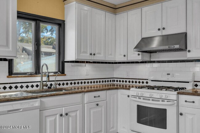 Building Photo - 691 Sussex Ct