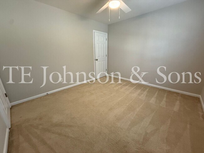 Building Photo - Spacious 4 Bedroom Home with Fenced Yard & Two Car Garage in Clemmons