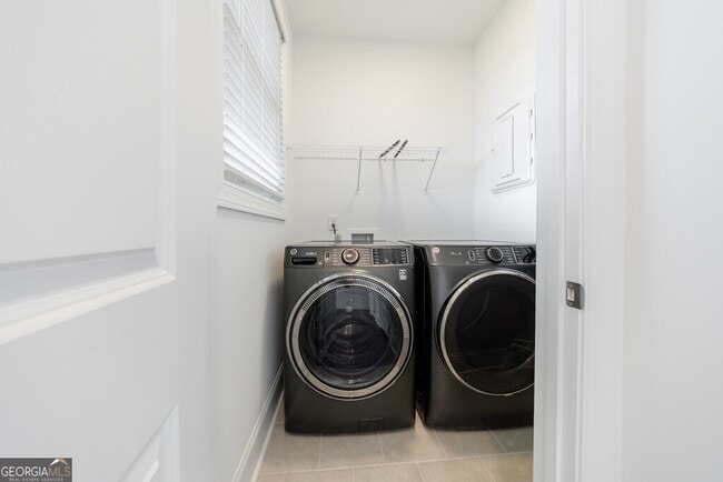 Building Photo - 10744 Davis Dr