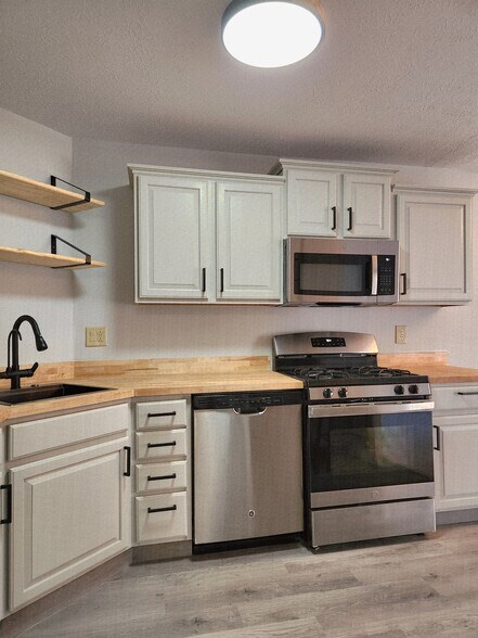 Building Photo - 3675 Clague Rd
