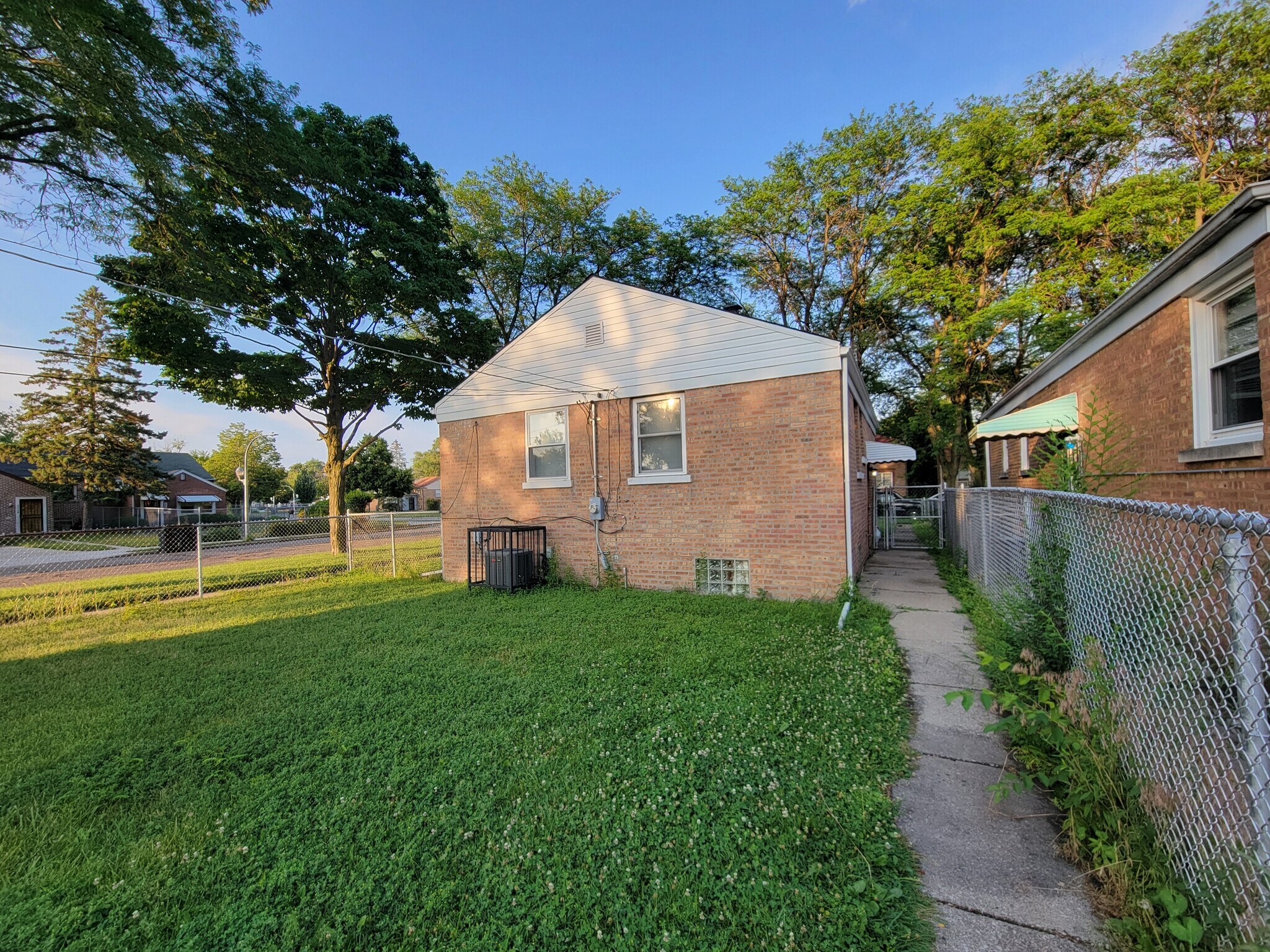 Building Photo - 9900 S Paxton Ave