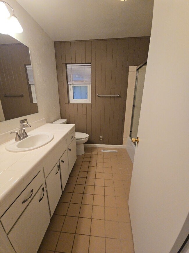 Building Photo - Spacious 4 Bedroom, 2 Bathroom Jacksonville Home