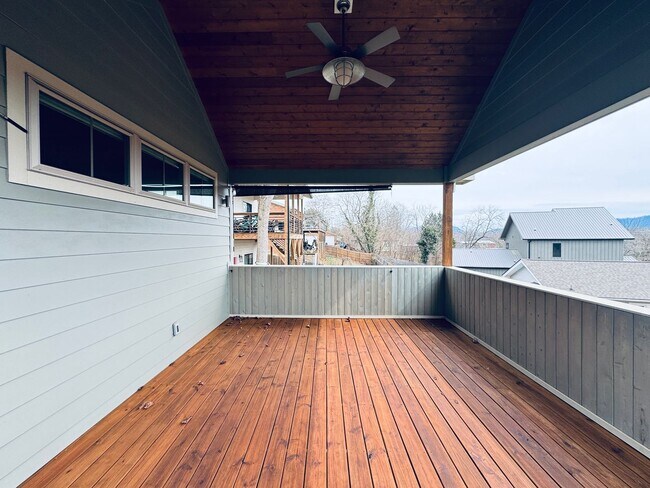 Building Photo - West AVL - Spacious, Beautiful Modern Home