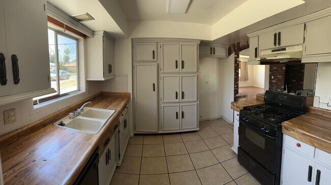 Building Photo - 3 Bedroom / 2 Bathroom Pool Home In Hemet