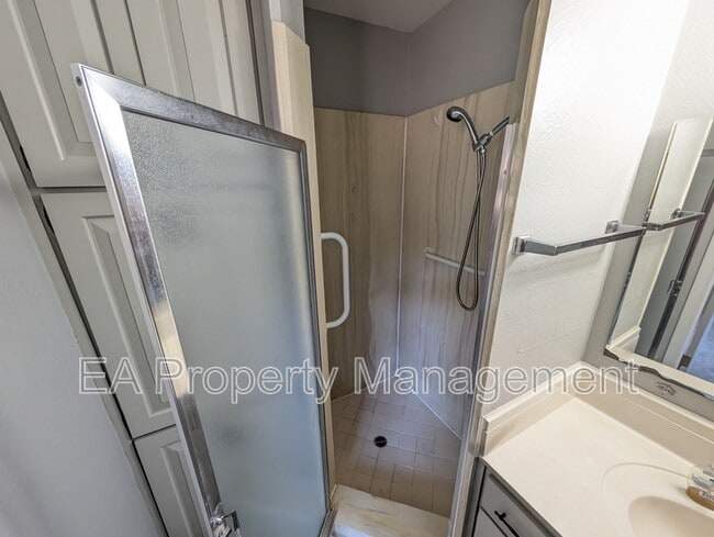 Building Photo - 3204 La Veta Dr