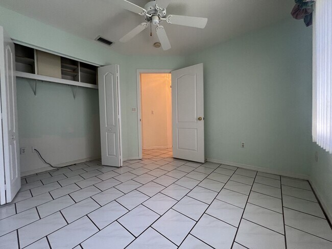 Building Photo - $2,350 ** AVAIL 7/15/25 ** LAKE SUZY ** 3 ...