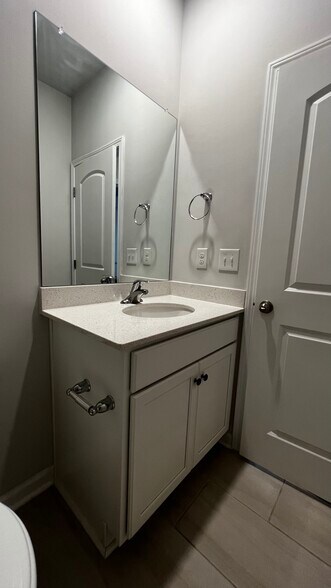 Building Photo - 389 Northlake Dr