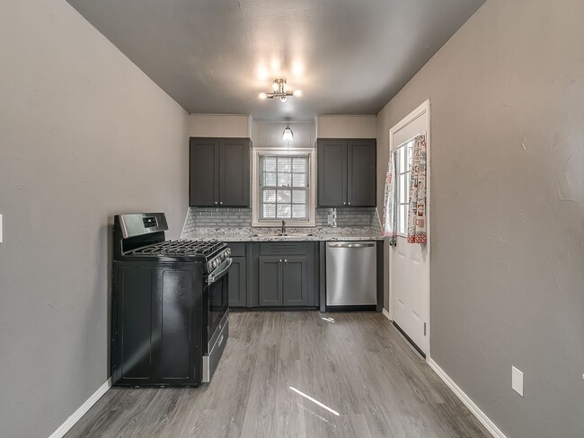 Building Photo - Completely Remodeled 2 bed 1 bath