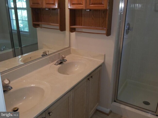 Building Photo - 16 Twin Lake Ct