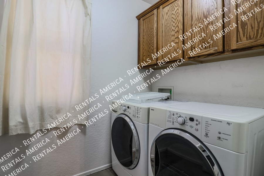 Building Photo - 10606 W La Reata Ave