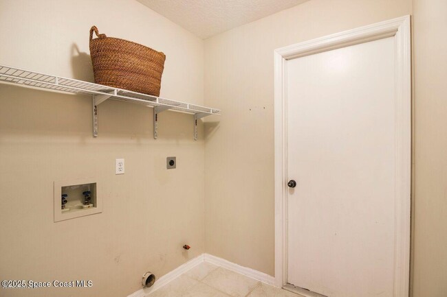 Building Photo - 2091 Lionel Dr