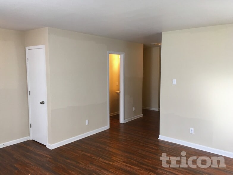 Building Photo - 1829 Oakdale Green Dr