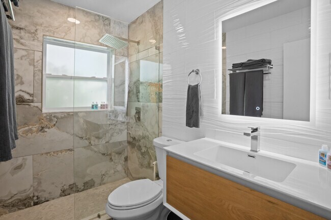 Building Photo - 2023 NE 15th Ave