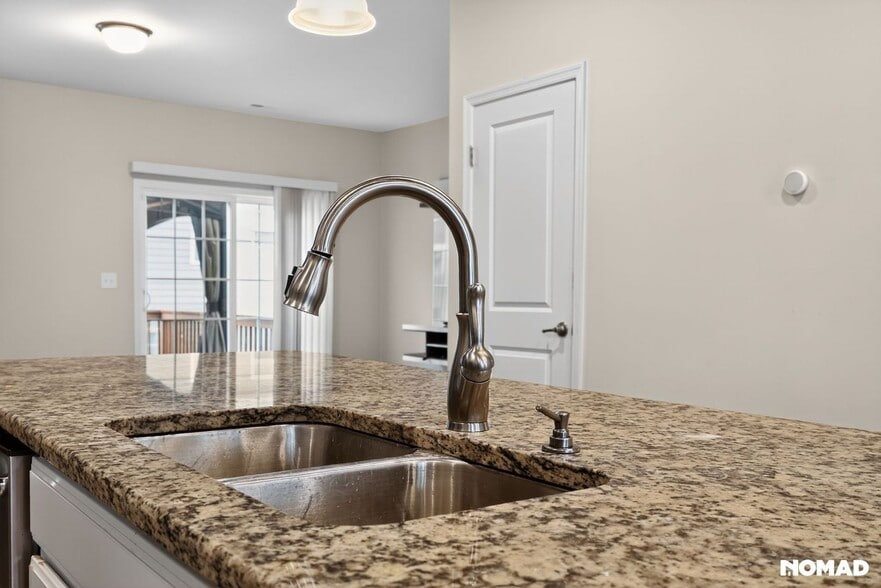 Building Photo - 305 Cross Country Way