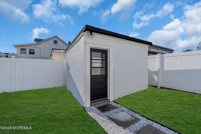 Building Photo - 1807-1809 Laurel Terrace