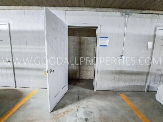 Building Photo - 2 Bedrooms 2 Bathroom Condo on Grand