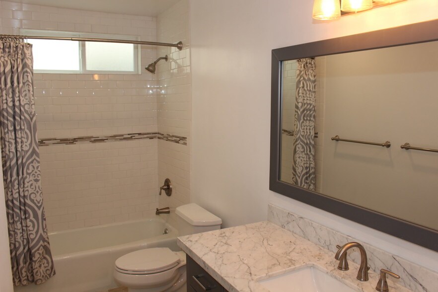 Full Bath - 9703 National Blvd