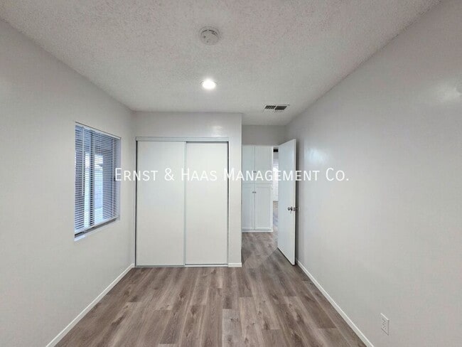 Building Photo - 904 S Kenmore St