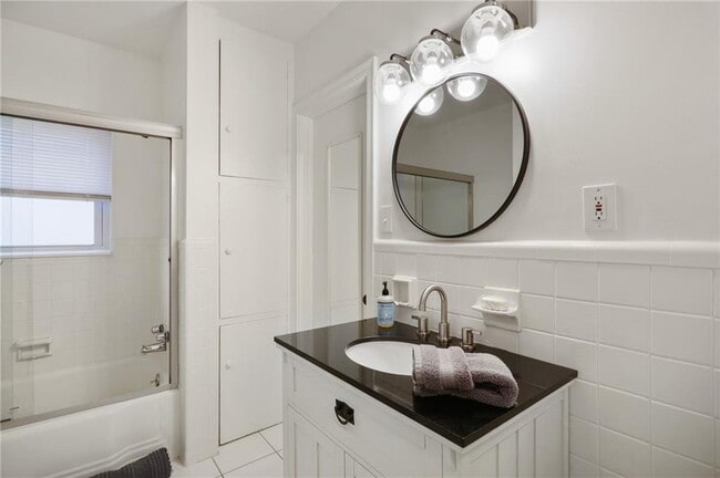 Building Photo - 961 E Rock Springs Rd NE