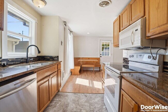 Building Photo - Charming 4-Bed Newberg Home!