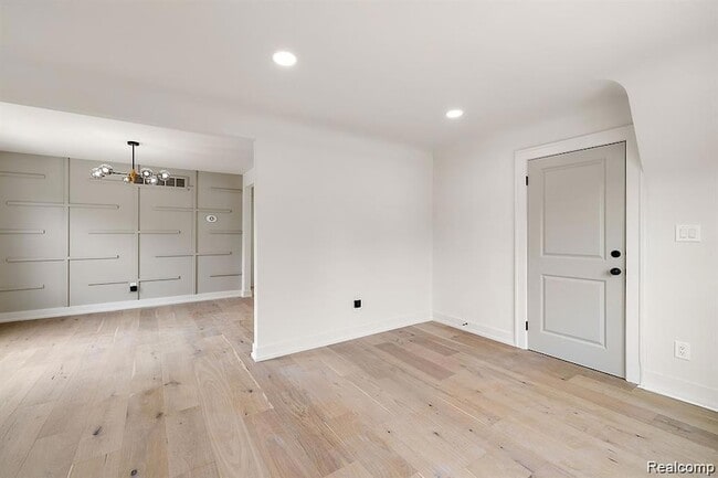 Building Photo - 310 E Harry Ave